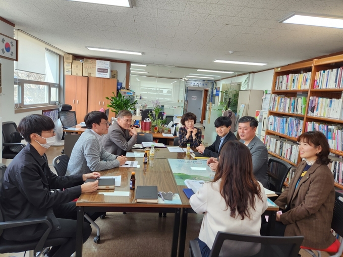 마을지원관이 서둔동에서 컨설팅을 하고 있다.