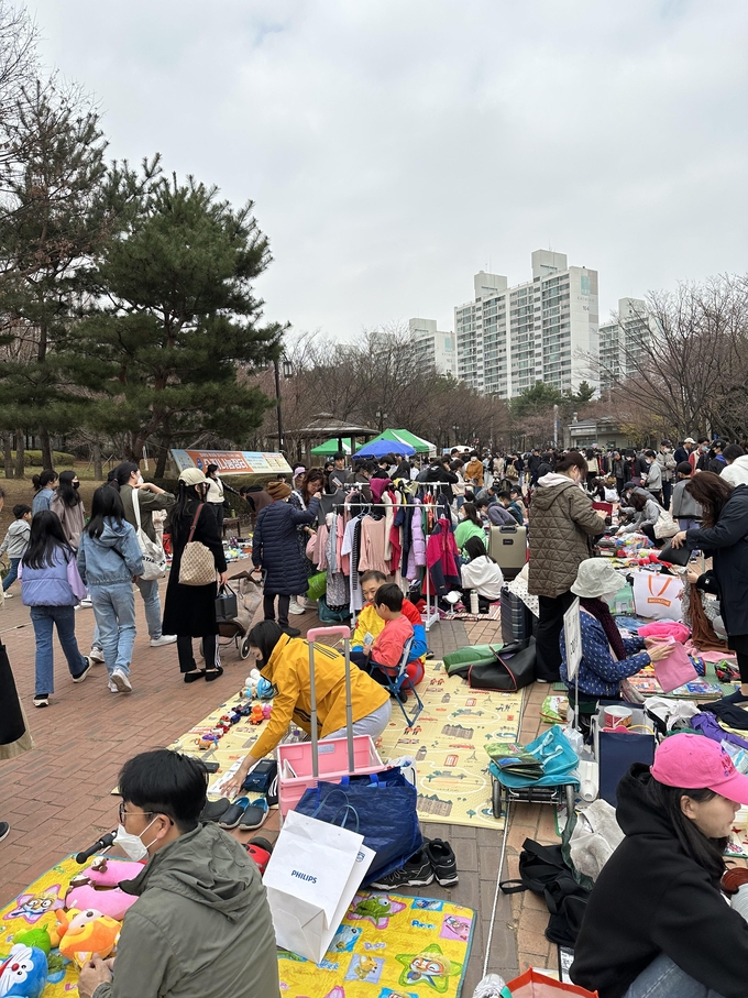 지난 25일 수지근린공원에서 열린 수지나눔장터에 많은 시민들이 몰려 중고물품을 사고 팔았다