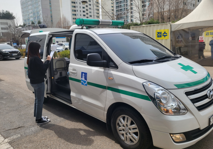 장안구보건소 관계자가 구급차를 점검하고 있다.