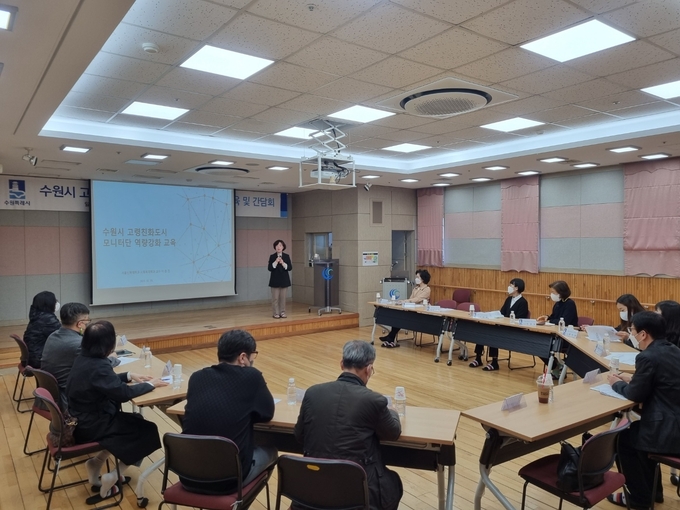 고령친화도시 모니터단이 간담회를 하고 있다.