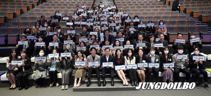 29일 오전 경기도청 1층 대강당에서 김동연 경기도지사, 오병권 행정1부지사, 염태영 경제부지사, 박지헌 강사(V.O.S 가수), 도 공무원 및 공공기관 직원 등 400여명이 참석한 가운데 인구문제 기회 토론회를 마치고 기념촬영을 하고 있다. 