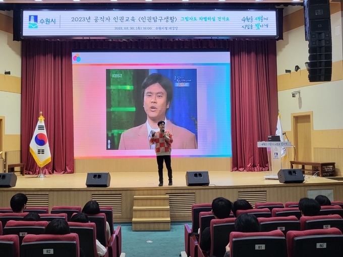 정철규씨가 강연하고 있다.