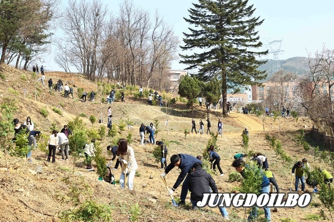 용인특례시 제78회 식목일 기념 나무심기 행사에 많은 시민들이 참여해 나무 2천그루를 심었다