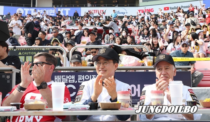 김동연 경기도지사(가운데)가 1일 오후 수원 KT 위즈파크에서 열린 2023 프로야구 개막전에서 필립 골드버그 주한 미국대사(오른쪽), 윌라드 벌러슨 미8군 사령관(왼쪽) 등과 경기를 관람하고 있다