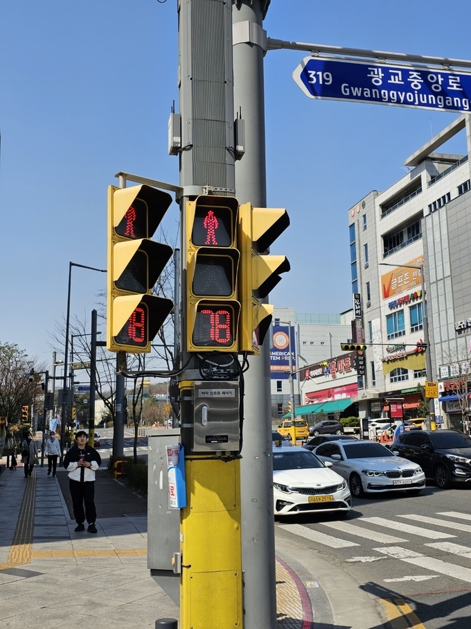 수지구가 빨간불 대기신호에도 잔여시간을 표시해주는 신호등을 확대 설치한다 