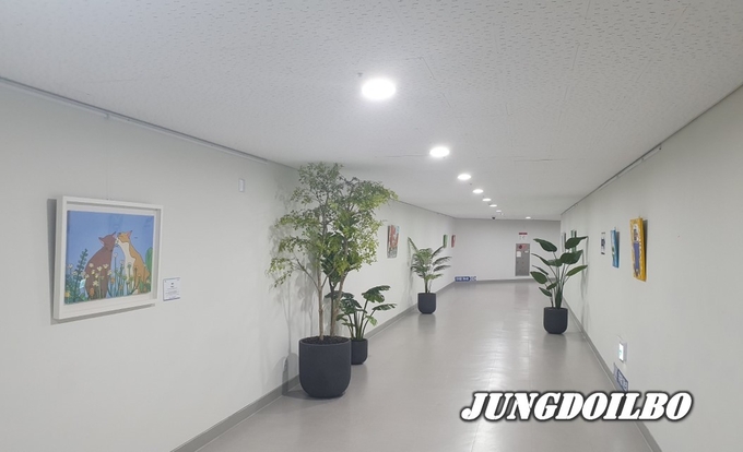 장애인예술품 전시사진 지하3층 출입통로