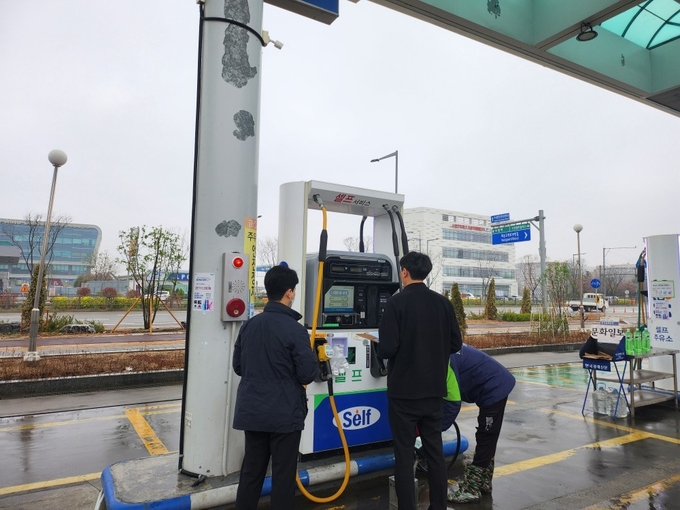 점검반이 주유소에서 점검하고 있다.