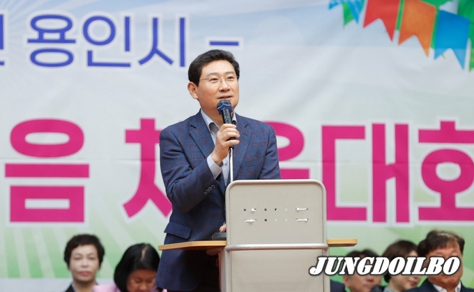 이상일 용인특례시장이 7일 (구)경찰대학교 실내체육관에서 ‘용인시 통·리장 한마음 체육대회’ 참석해 인사말을 하고 있다