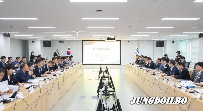 경기도청 다목적회의실에서 김동연 도지사, 오병권 행정1부지사, 오후석 행정2부지사, 염태영 경제부지사 등이 참석한 가운데 주간 실국장회의가 열리고 있다