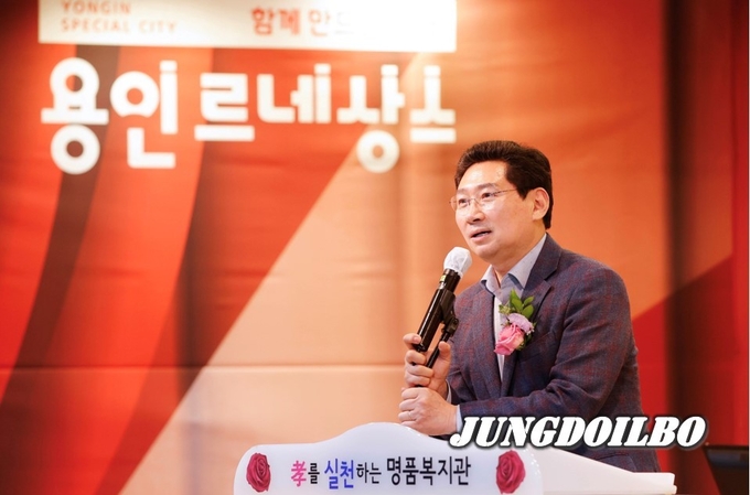 7일 용인시 처인노인복지관 대강당에서 열린 나는 가수다 본선 오디션 무대에서 어르신들에게 인사를 하고 있는 이상일 용인특례시장