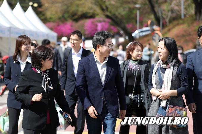 김동연 경기도지사가 8일 오전 경기도청 구청사 일원에서 열린 ‘경기도청 봄꽂축제’를 통해 도민과 소통하고 있다.