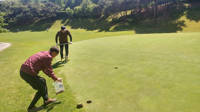 용인특례시가 지역 내 골프장을 대상으로 진행한 농약검사 현장 모습