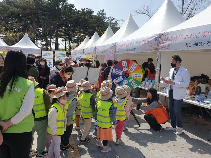 장안구보건소가 만석공원에서 연 ‘시민 참여형 건강체험터’를 찾은 시민들.