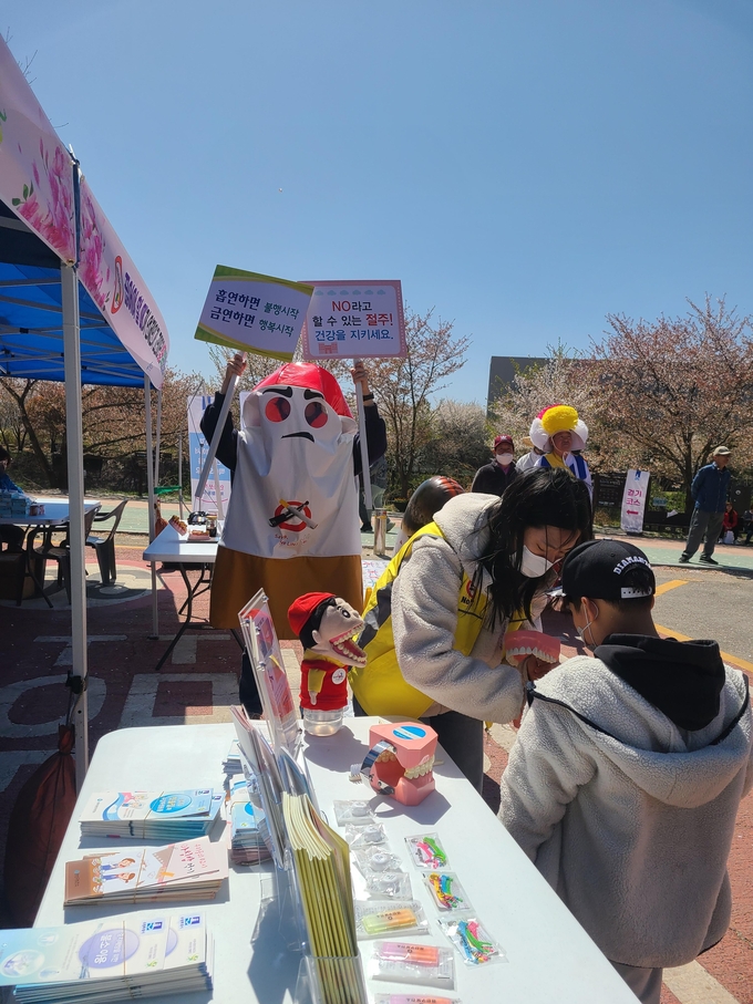 권선구보건소가 ‘벚꽃축제와 함께하는 건강한마당’ 캠페인을 열고 있다.
