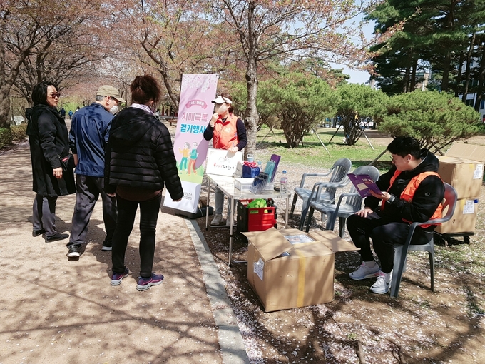 시민들이 부스를 둘러보고 있다.