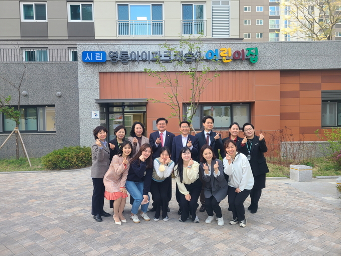 김기정 수원시의회 의장 등 개소식 참석자들이 함께하고 있다.