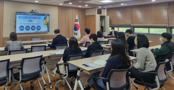 12일 영통구청 각 부서 안전보건 담당자를 대상으로 첫 컨설팅을 진행하고 있다.
