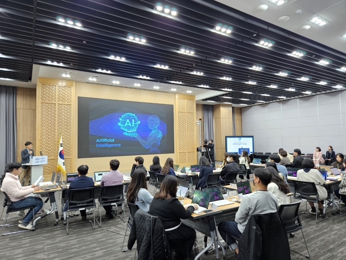 12일 시청 중회의실에서 챗지피티 실무교육을 진행하고 있다.