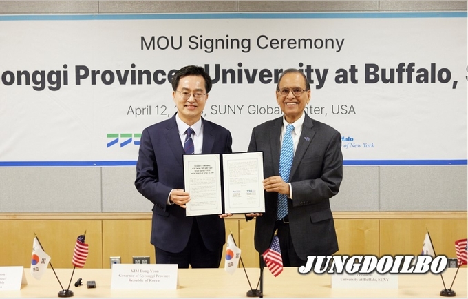 현지시간 12일 오전 미국 뉴욕 SUNY Global center 에서 김동연 경기도지가 사티쉬 K. 트리파티 (Satish K. Tripathi)뉴욕주립대버팔로 총장과 경기청년 사다리 프로그램 협약식을 갖고 기념촬영을 하고 있다.