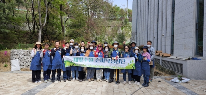 새빛수원 손바닥정원단과 수원시 연화장 직원이 함께하고 있다.