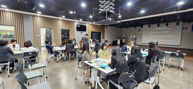 수원시가 ‘학부모 디베이터 양성과정’을 열고 있다.