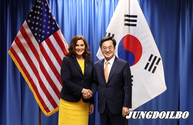 현지시간 11일 오후 미시간(디트로이트)에서 김동연 경기도지사가 그레첸 휘트머(Gretchen Whitmer) 미시간 주지사와 기념촬영을 하고 있다.