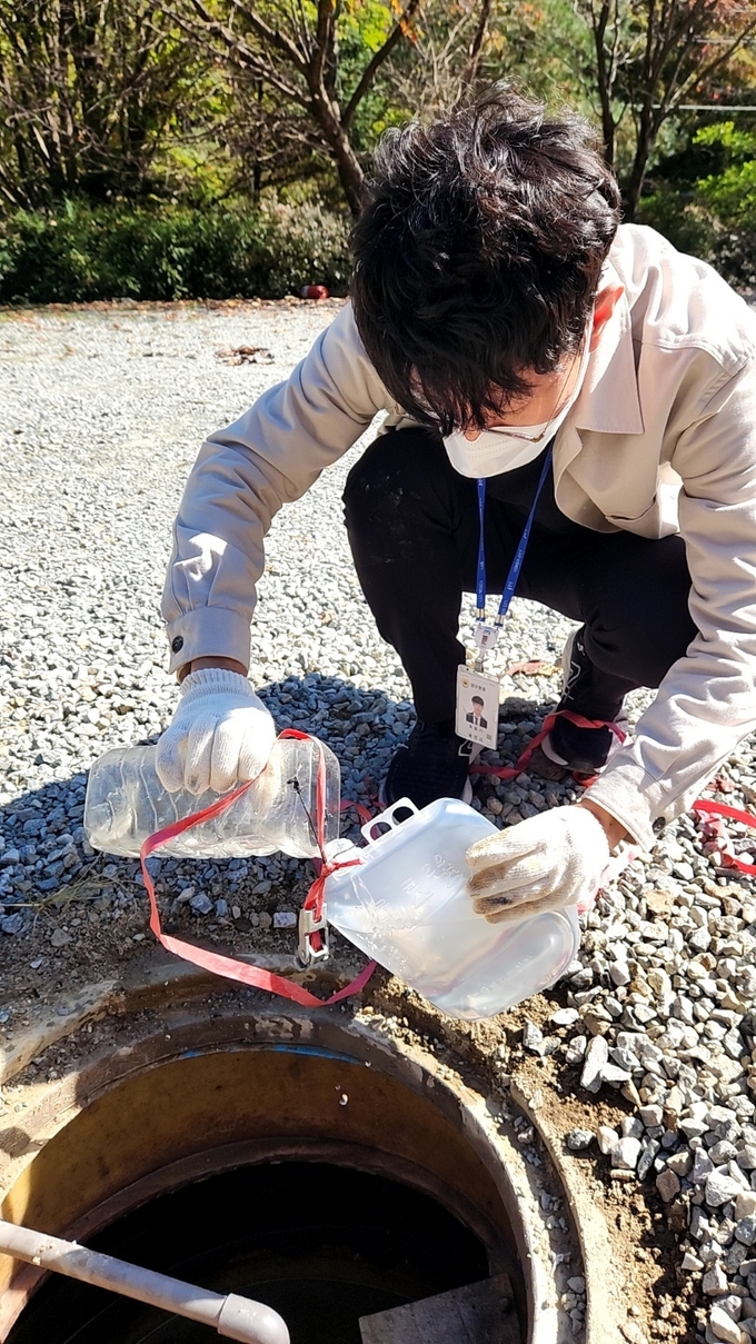 시 관계자가 관내 야영장 개인하수처리시설을 점검하고 있다