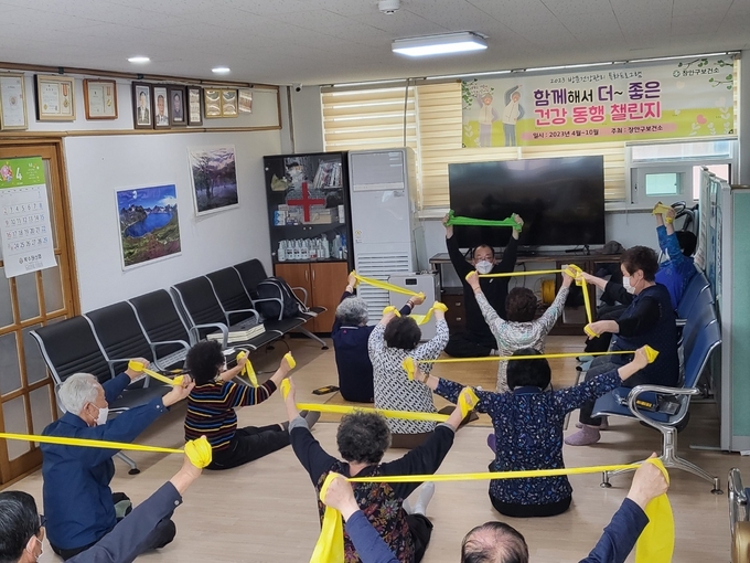 장안구보건소가 홀몸 어르신을 대상으로 건강관리 프로그램을 진행하고 있다.