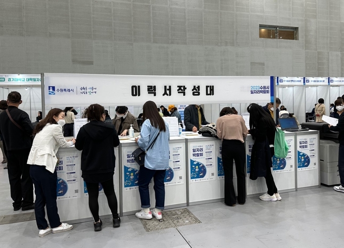 구직자들이 이력서를 작성하고 있다.