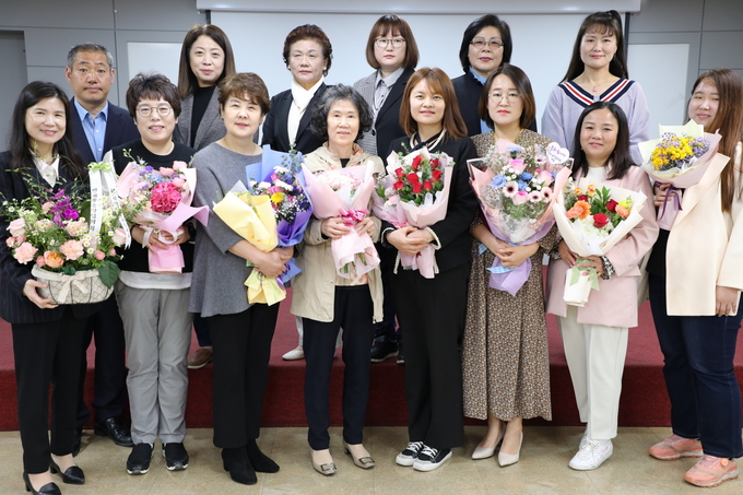 2023년 1분기 자원봉사 유공포상 수상자들이 최영화(앞쪽 맨왼쪽) 수원시자원봉사센터장과 기념 촬영을 하고 있다.