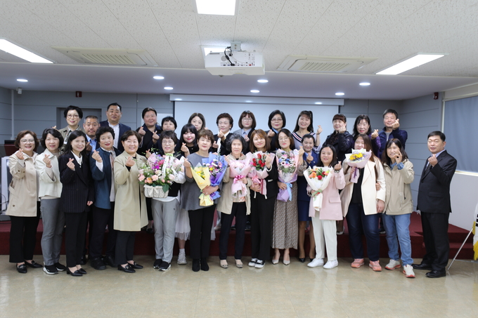 수상자들이 수상 후 기념 촬영을 하고 있다.