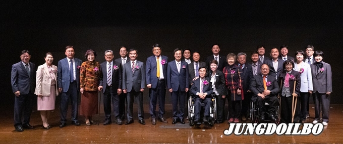 20일 오후 라비돌리조트에서 김동연 경기도지사, 염종현 경기도의장 등이 제43회 장애인의 날 기념식 기념촬영을 하고 있다.