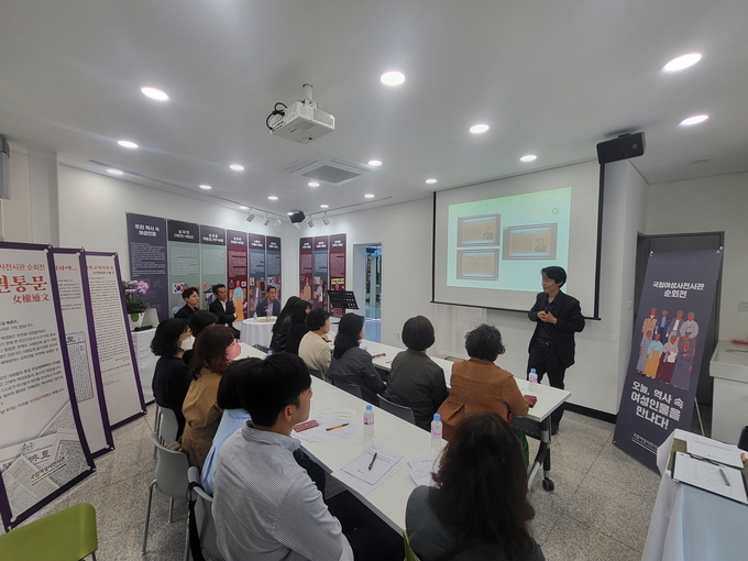 이동근 학예사가 강연하고 있다.
