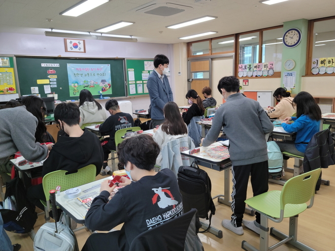 초등학생들이 ‘찾아가는 미래교통 교육’을 받고 있다.