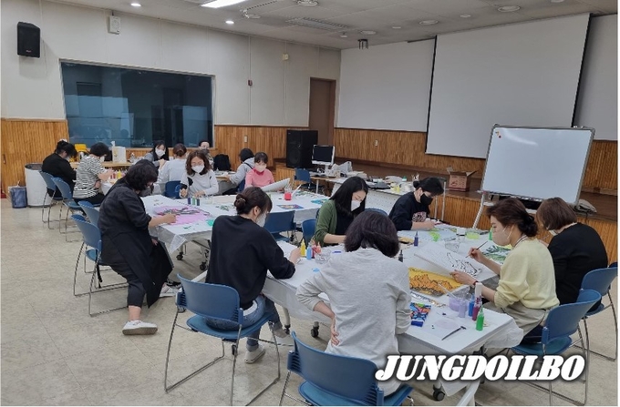 포곡도서관 특성화주제인 예술 관련 프로그램에 시민들이 참여한 모습