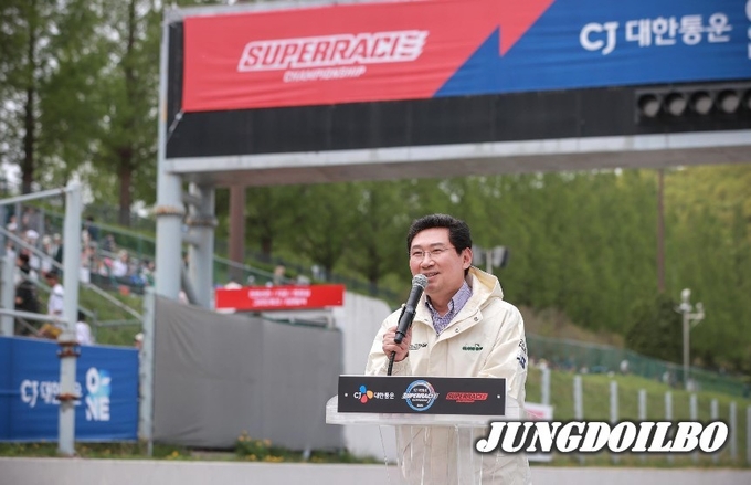23일 이상일 용인특례시장이 ‘2023 슈퍼레이스 챔피언십 대회’ 개막사를 하고 있다
