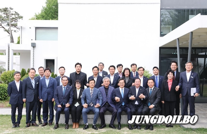 경기도 김동연, 도의회 안행위 위원들 만나. 소통·협치 행보 이어가 