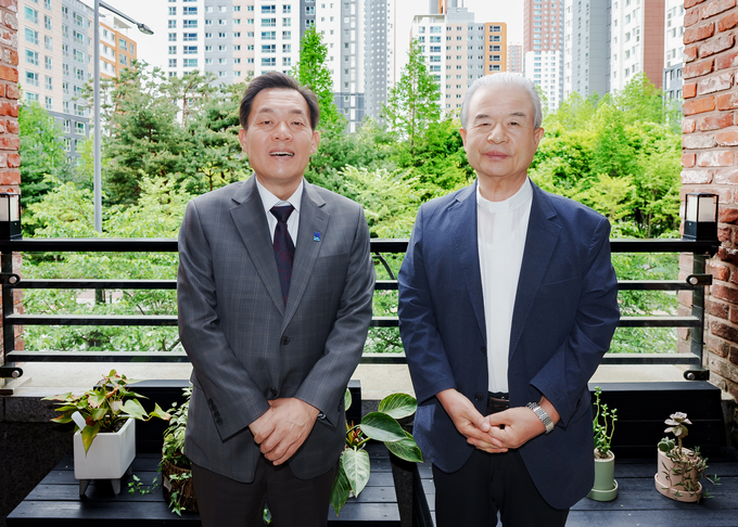 이재준 수원시장(왼쪽)과 이용훈 수원교구장이 함께하고 있다.