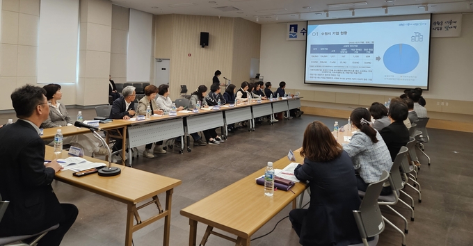 오민범 수원시 경제정책국장이 설명회에 참석한 사회적약자기업 관계자의 질의에 답하고있다.