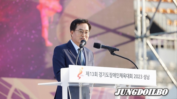 27일 오후 성남시종합운동장에서 열린 제13회 경기도장애인체육대회에서 김동연 경기도지사가 대회사를 하고 있다.
