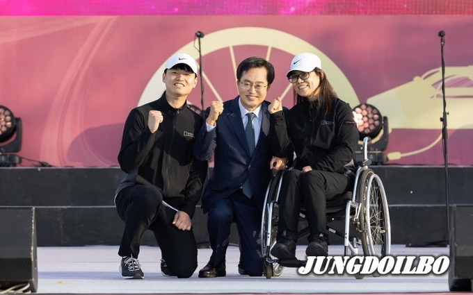 27일 오후 성남시종합운동장에서 열린 제13회 경기도장애인체육대회에서 박민재, 윤지유 선수대표가 김동연 경기도지사에게 대표선서 및 선서문 전달을 하고 기념촬영을 하고 있다.