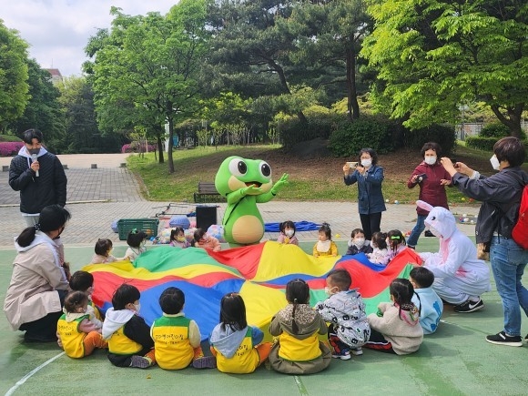 원아들이 ‘수원이와 함께하는 다가치 인성활동’을 하고 있다.