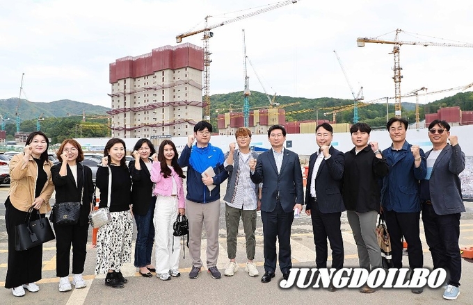 이상일 용인특례시장이 28일 처인구 모현읍 힐스테이트 몬테로이 입주예정자들과 기념촬영을 하고 있다