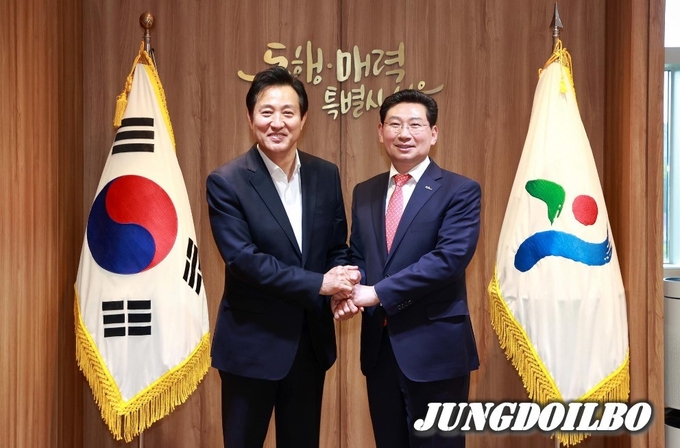 이상일 용인특례시장(우)이 오세훈 서울시장(좌) 과 기념촬영을 하고 있다