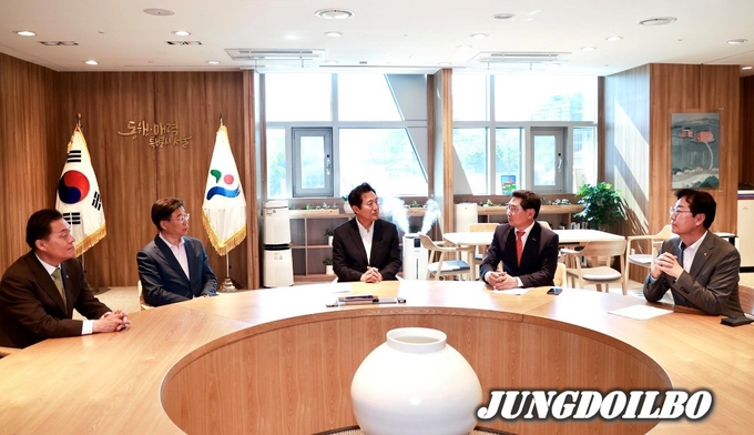 이상일 용인특례시장이 1일 서울시청에서 열린 서울지하철 3호선 연장사업 간담회에서 경기남부 광역철도망 확충의 당위성을 설명하고 있다.
