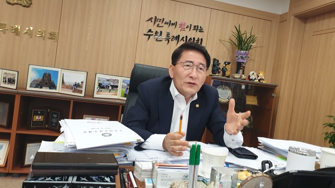 지난 4월28일 의장실에서 만난 김기정 의장이 취임 300일을 맞아 인터뷰를 진행하고 있다.
