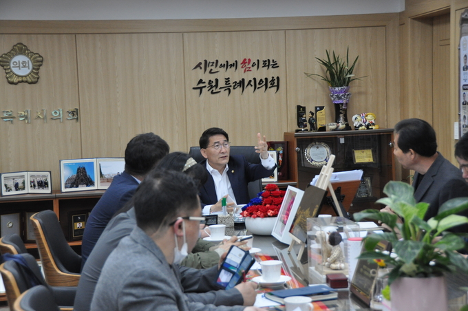 지난 4월28일 의장실에서 만난 김기정 의장이 취임 300일을 맞아 인터뷰를 진행하고 있다.
