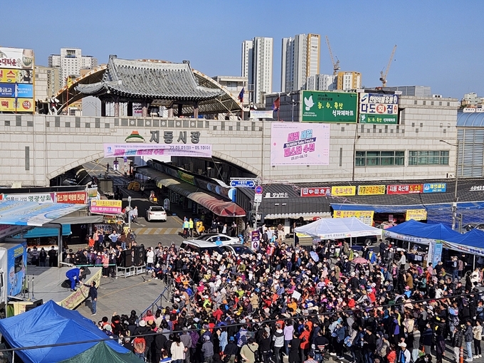  ‘전통시장 릴레이마케팅’ 행사가 열린 지동교 일원.