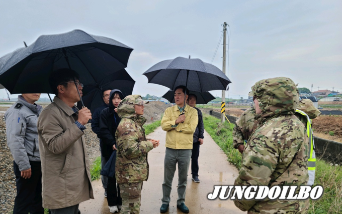 정장선 시장과 유승영 의장이 전투기 추락사고 현장을 방문해 미군과 주변지역을 통제하는 경찰관계자를 격려하고 있다. 