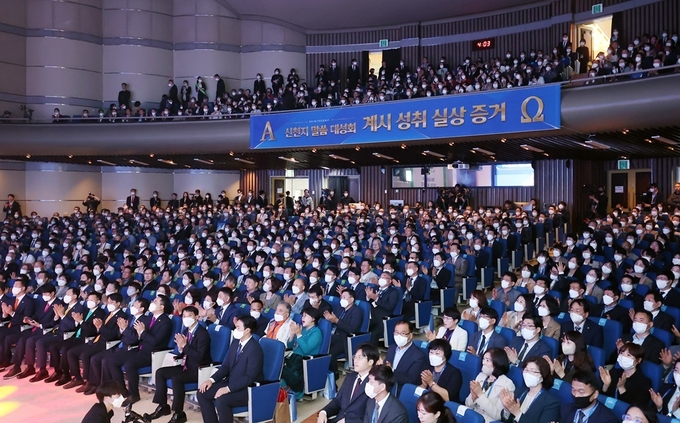 6일 대전에서 열린 신천지예수교 증거장막성전의 ‘계시 성취 실상 증거’ 말씀 대성회에서 이만희 총회장의 증거 말씀을 목회자와 신앙인들이 경청하고 있다.